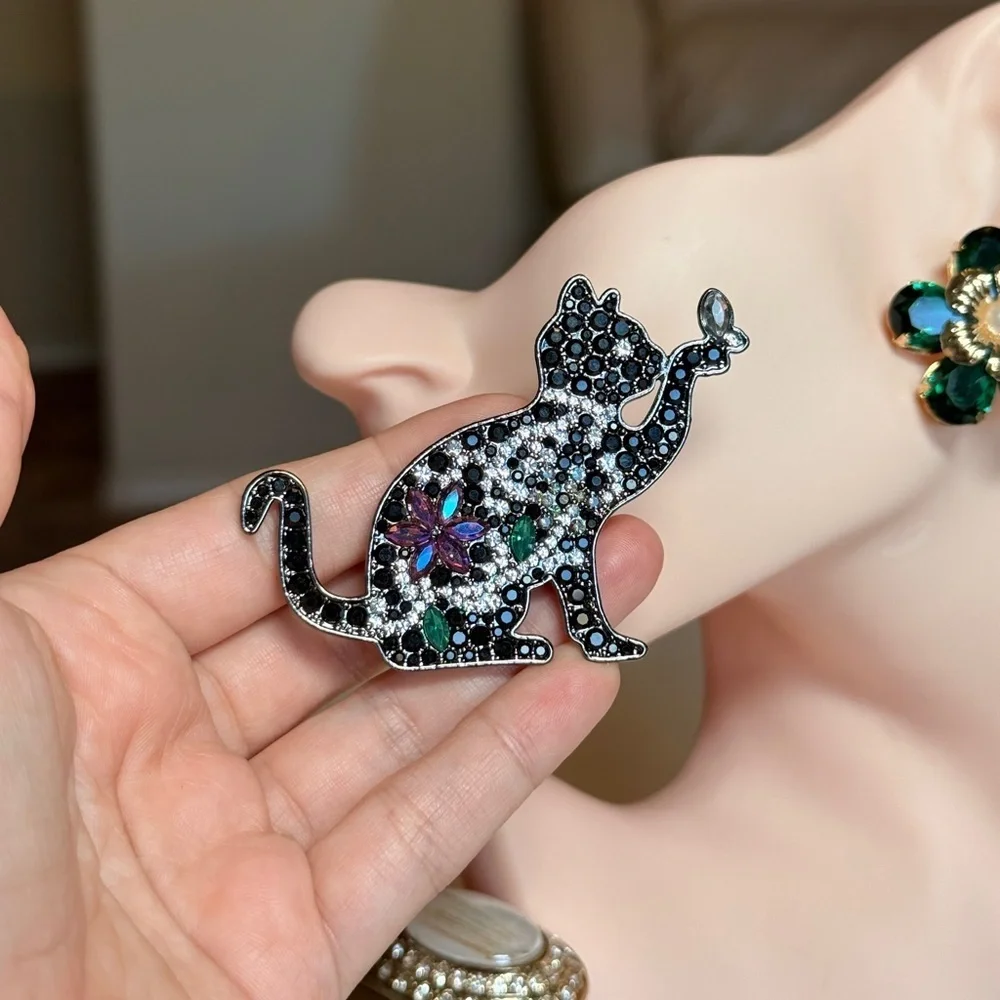 Elegant Multicolor Cat Brooch 🌷